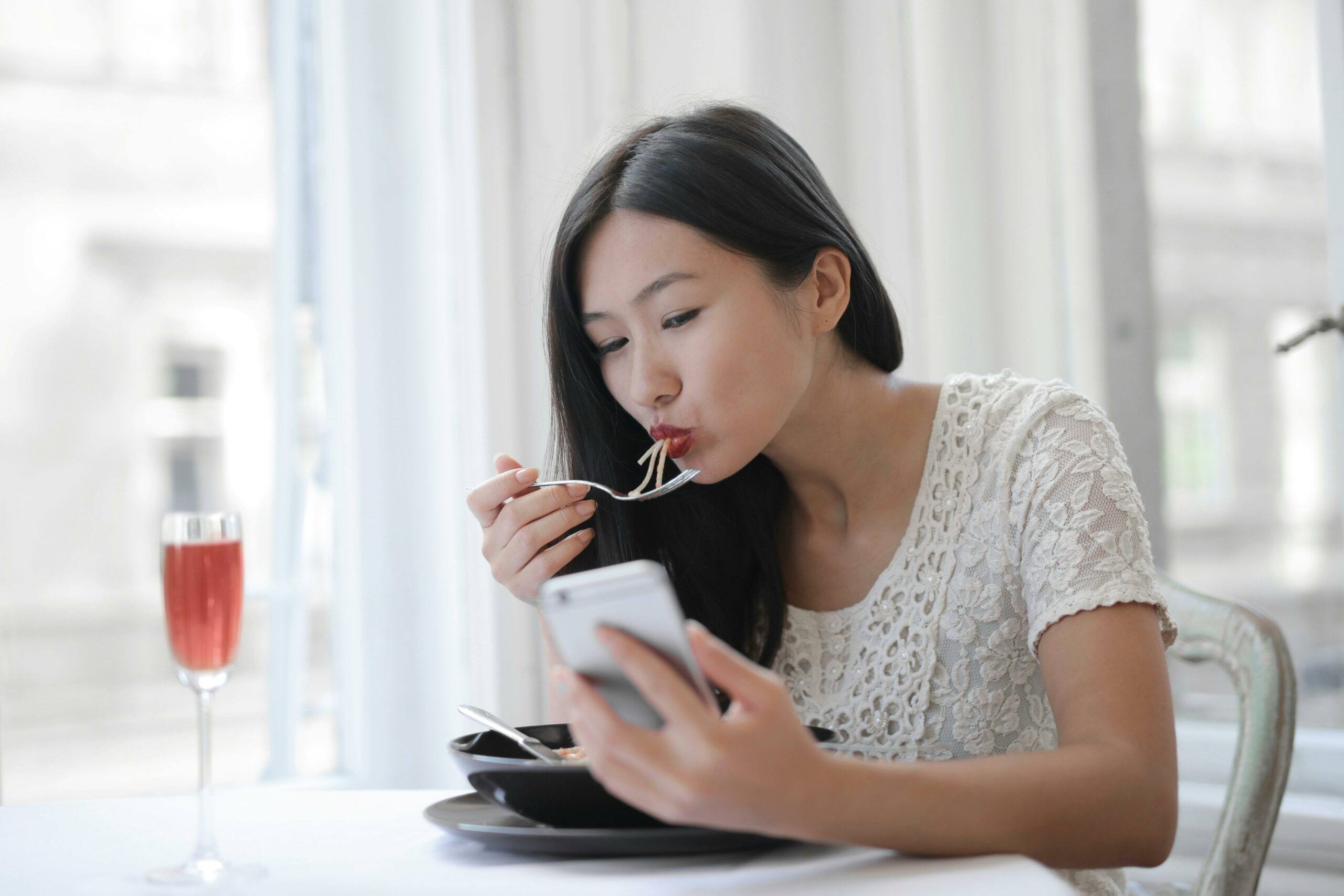 Is It Good to Use Mobile Phones or TV While Eating?